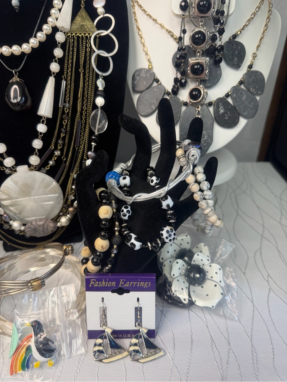 KIG Malaysia Fleur-De-Lis Heart Lidded Candy Dish Full Of Black & White Jewelry - Picture 10 of 12